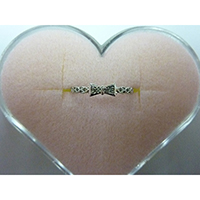 K18W Gold Bow Ring with Diamond